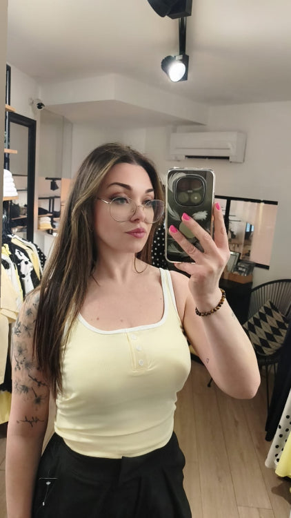 Débardeur décolleté U avec 3 petits boutons . Colorie Jaune. Photo porté.