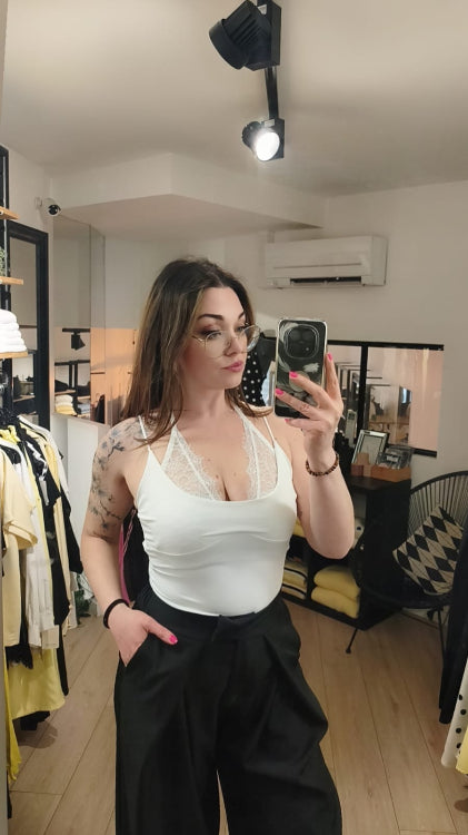 Pantalon droit double pan colorie noir. Photo porté. 