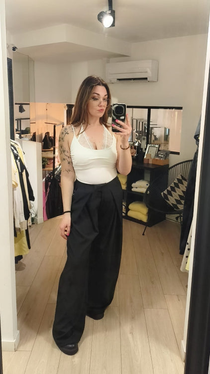 Pantalon droit double pan colorie noir. Photo porté. 