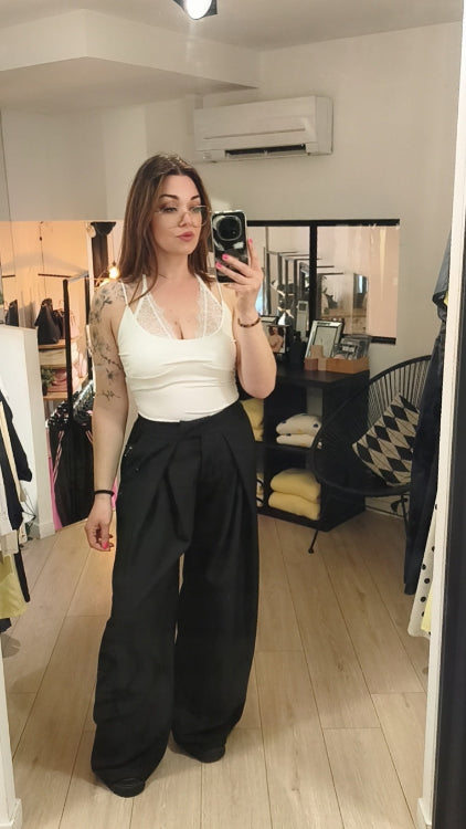 Pantalon droit double pan colorie noir. Photo porté. 