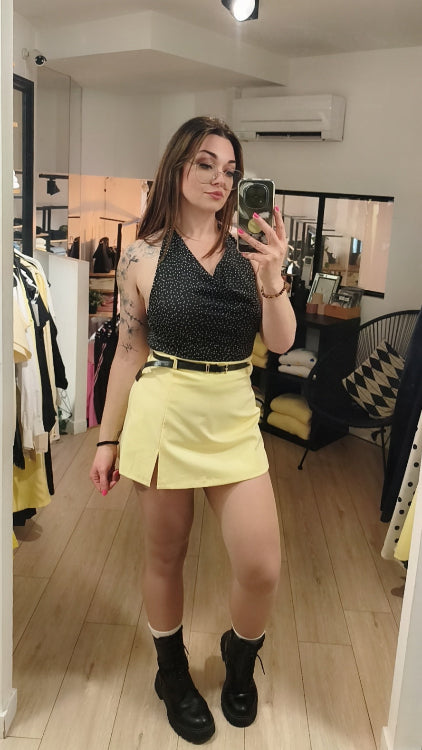 Jupe short fendu avec ceinture. Photo porté colorie jaune.