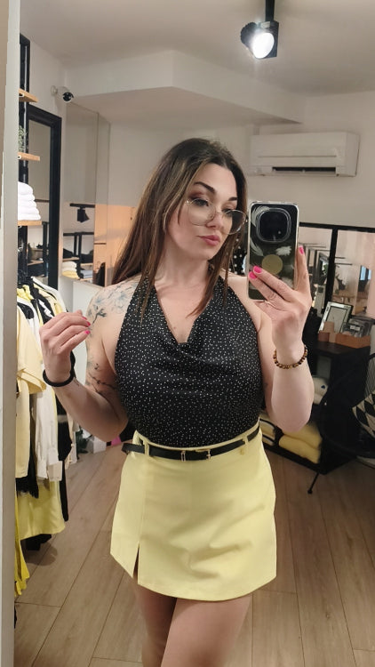 Jupe short fendu avec ceinture. Photo porté colorie jaune.