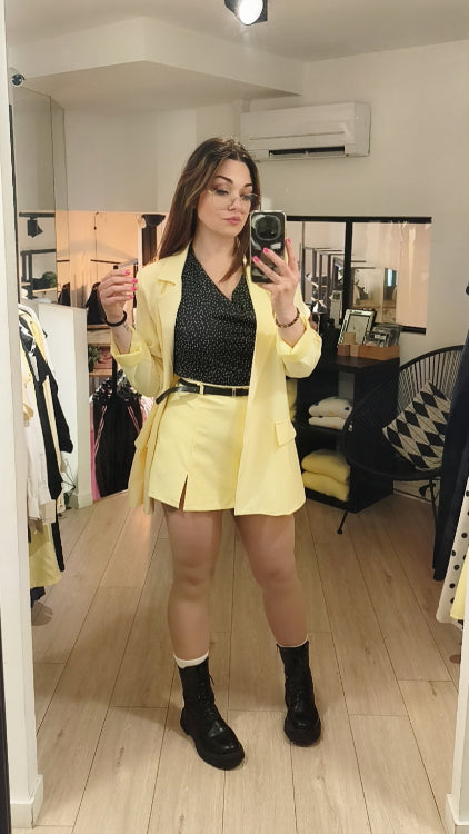 Veste longue droite jaune. photo porté.