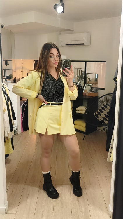 Veste longue droite jaune. photo porté.