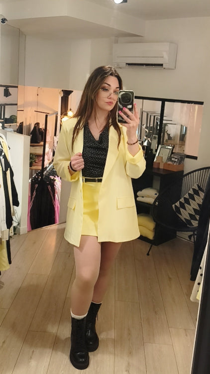 Veste longue droite jaune. photo porté.