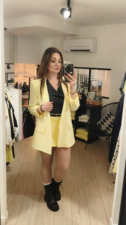 Veste longue droite jaune. photo porté.