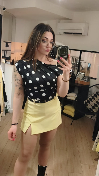 Top asymétrique drapé laissant apparaitre une épaule. colorie noir a pois blanc. photo porté.