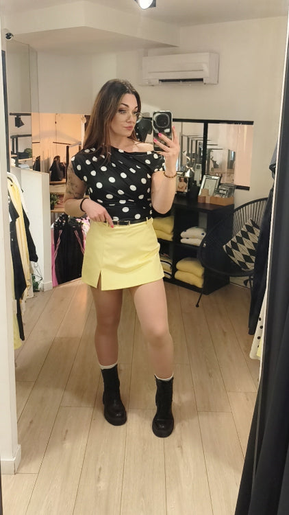 Top asymétrique drapé laissant apparaitre une épaule. colorie noir a pois blanc. photo porté.