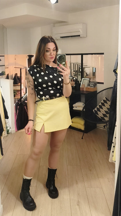 Jupe short fendu avec ceinture. Photo porté colorie jaune.