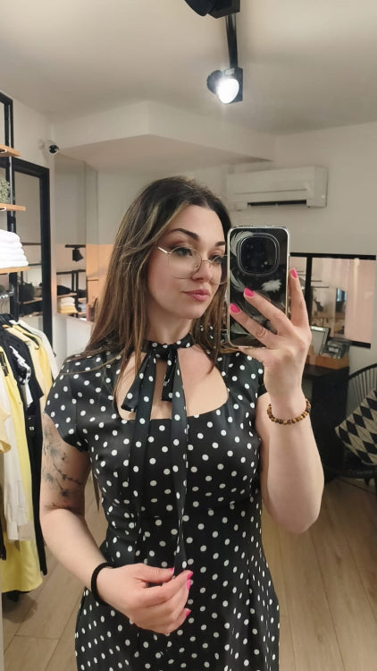 Robe courte imprimé pois décolleté carré noué. tissus noir a pois blanc. photo porté.