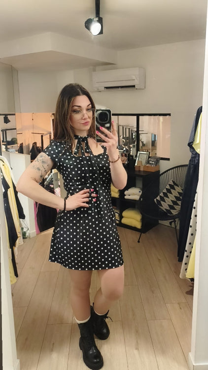 Robe courte imprimé pois décolleté carré noué. tissus noir a pois blanc. photo porté.