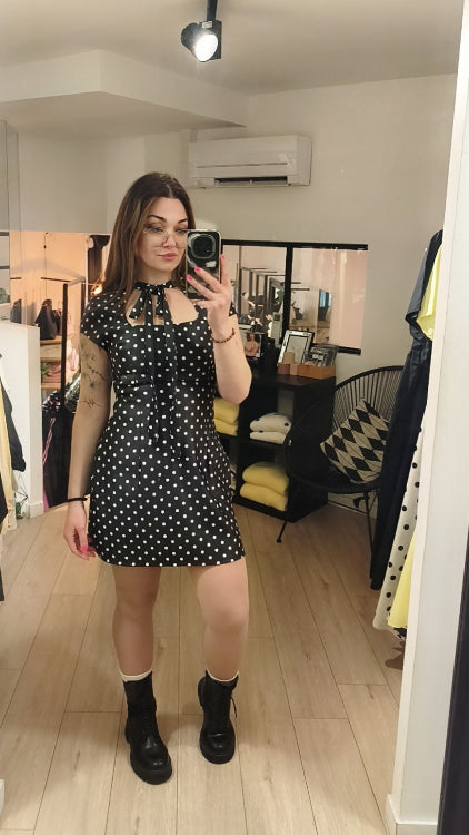 Robe courte imprimé pois décolleté carré noué. tissus noir a pois blanc. photo porté.