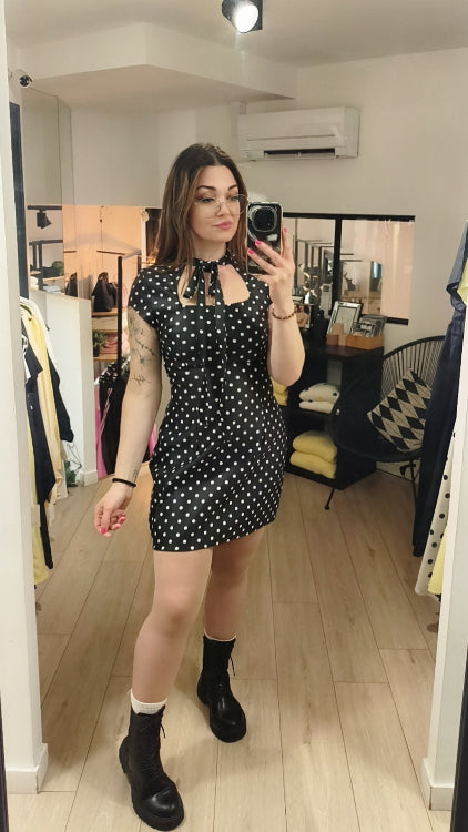 Robe courte imprimé pois décolleté carré noué. tissus noir a pois blanc. photo porté.