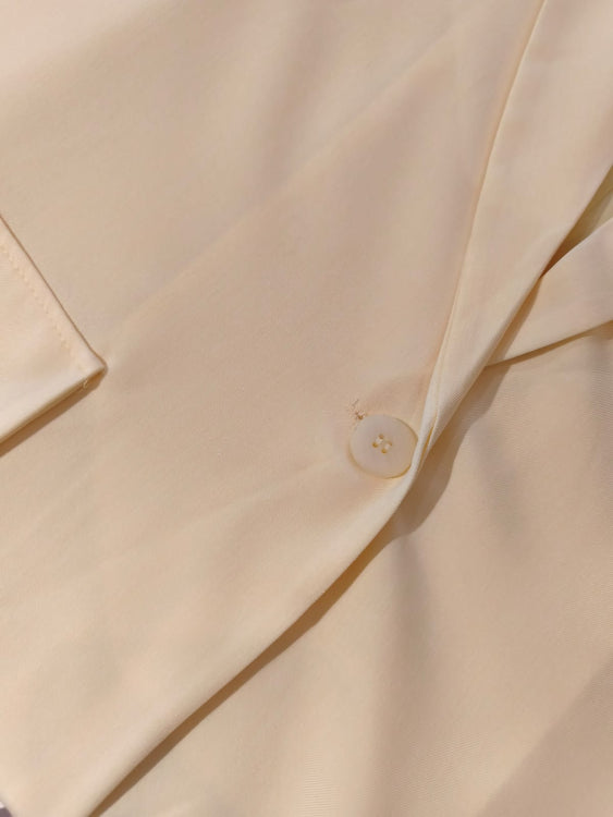 Veste longue droite jaune. photo détail.