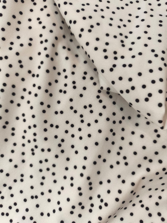 Top dos nue petit pois. photo détail. colorie blanc