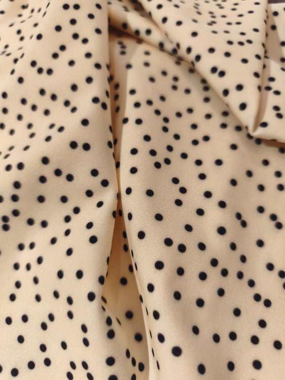 Top dos nue petit pois. photo détail. colorie jaune