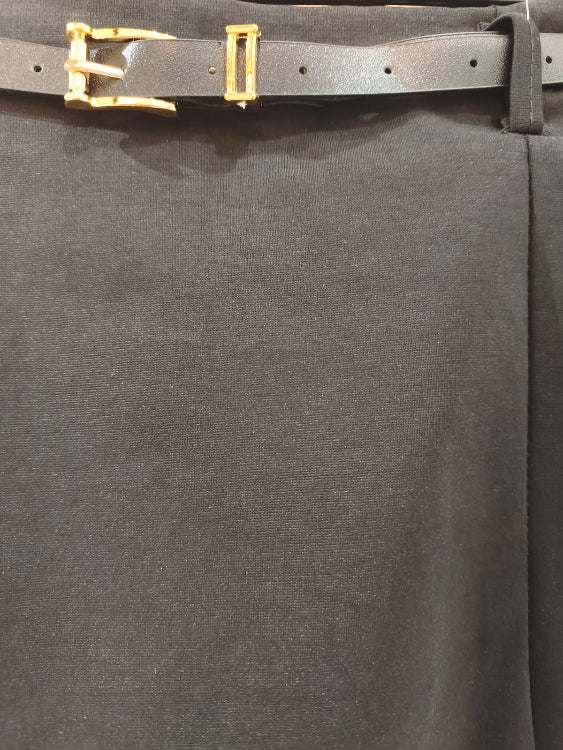 Jupe short fendu avec ceinture. Photo détail colorie noir.