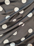 Top asymétrique drapé laissant apparaitre une épaule. colorie noir a pois blanc. photo détail.
