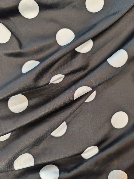 Top asymétrique drapé laissant apparaitre une épaule. colorie noir a pois blanc. photo détail.