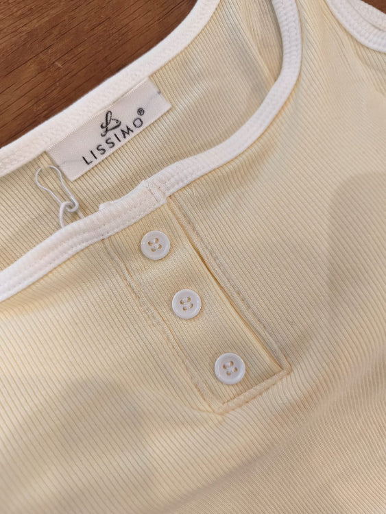 Débardeur décolleté U avec 3 petits boutons . Colorie Jaune. Photo détail.