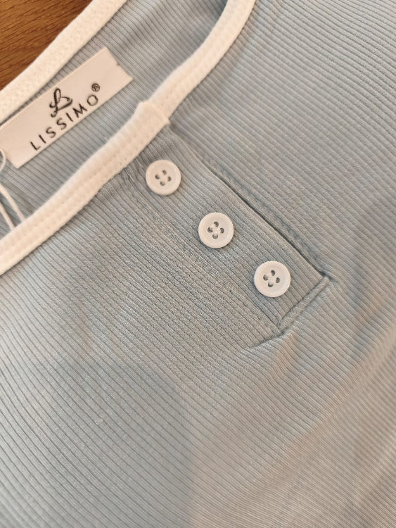 Débardeur décolleté U avec 3 petits boutons . Colorie bleu ciel. Photo détail.