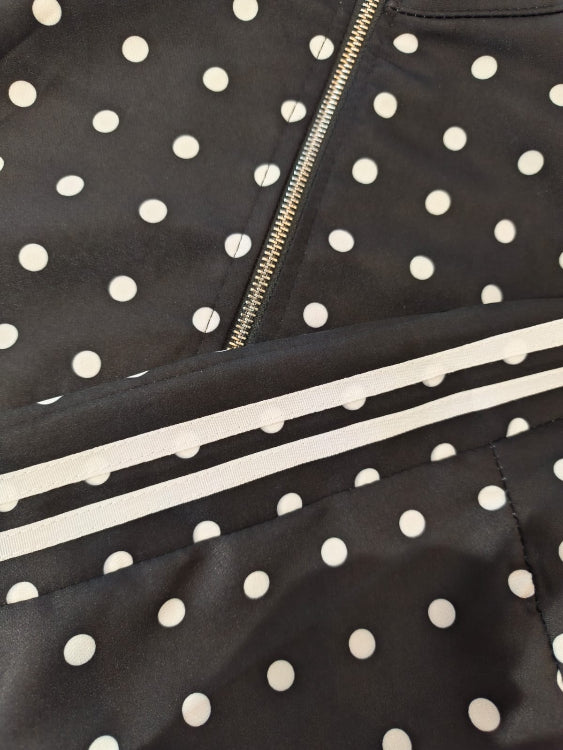 Ensemble jogging pois colorie noir. Photo détail.