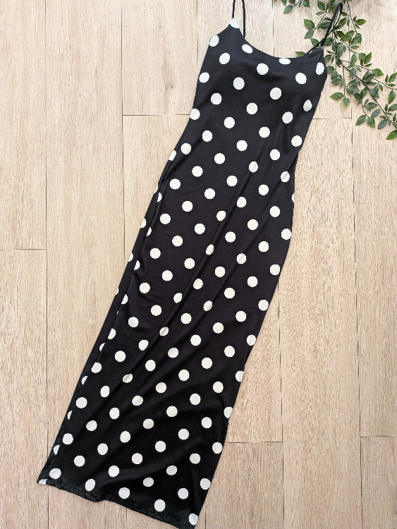 Robe longue débardeur en tissus noir a pois blanc. Photo a plat. 