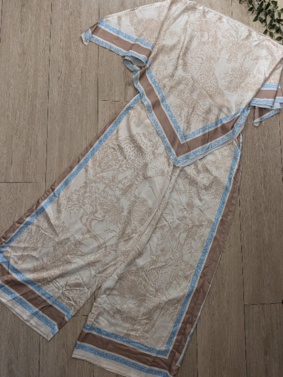 Ensemble foulard imprimé. photo a plat colorie beige