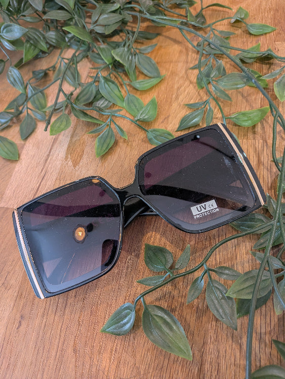 Lunettes de soleil carré en acétate. Colorie noir. 