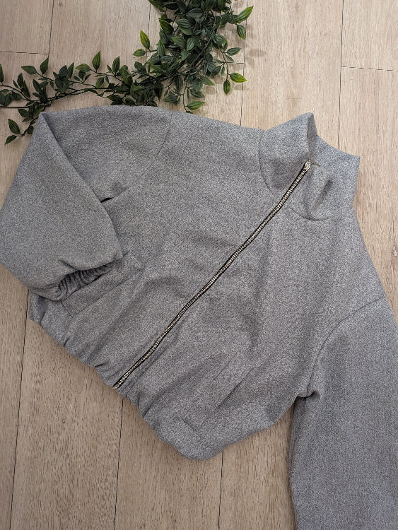 blouson court en tissus feutré colorie gris.