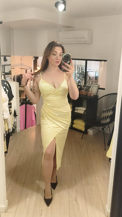 Robe moulante en satin croisé . colorie Jaune . Photo porté. 