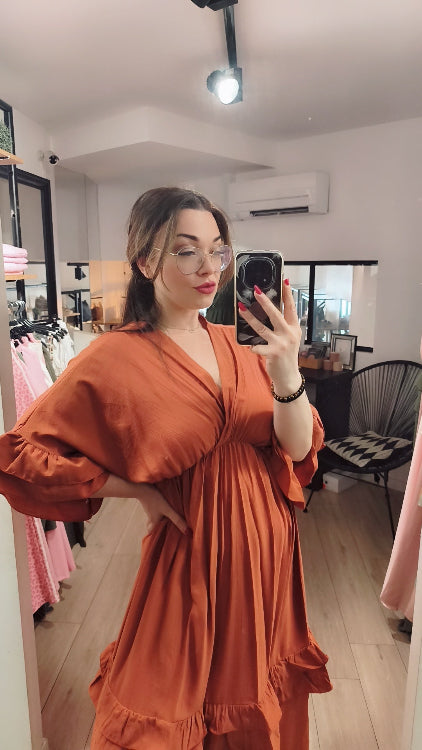 robe longue manche 3/4 volanté. colorie brique. photo porté. 