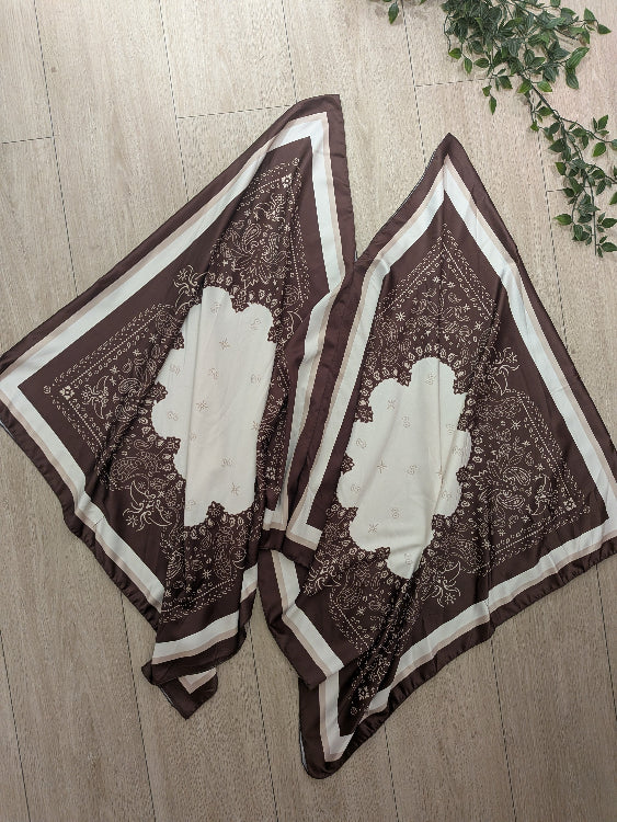 Tunique poncho en tissus foulard. colorie Marron. Photo a plat. 