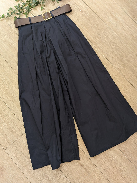 Pantalon jupe culotte avec ceinture marron. Colorie Marine photo a plat