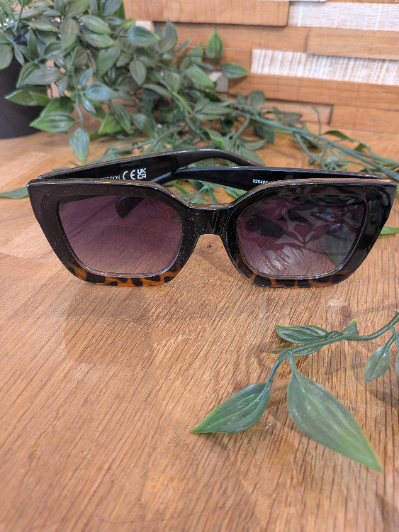 Lunettes de soleil carré en acétate. Colorie écaille. 