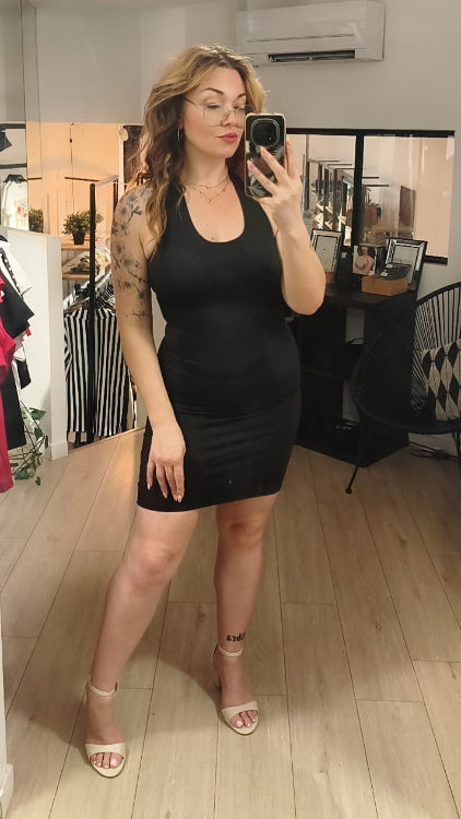 Robe courte moulante dos nue. photo porté colorie noir