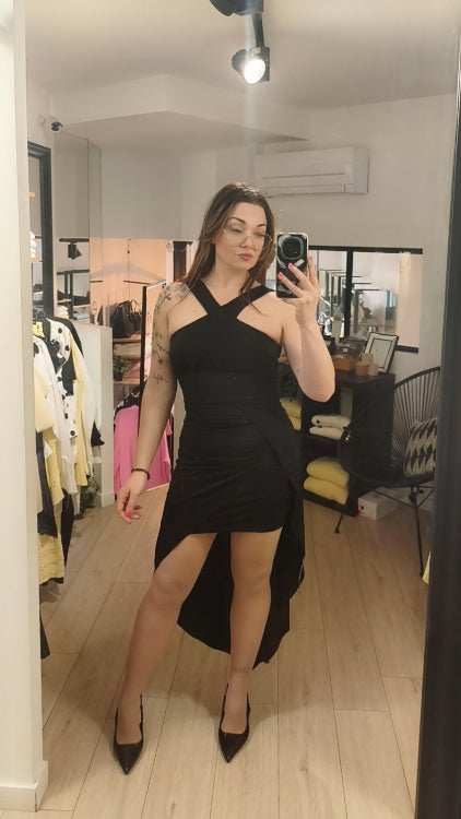 Robe de soirée asymétrique colorie noir. photo porté. 