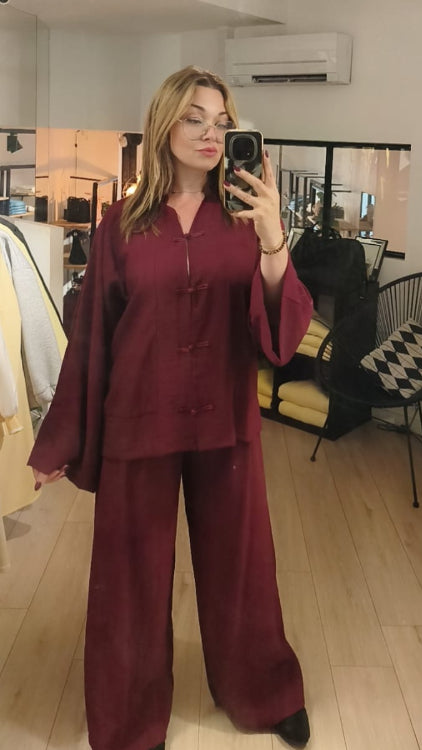 Ensemble fluide style Qipao . colorie bordeau. photo porté. 