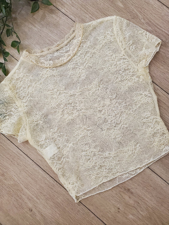 T-shirt dentelle court photo a plat colorie jaune. photo tshirt dentelle seul