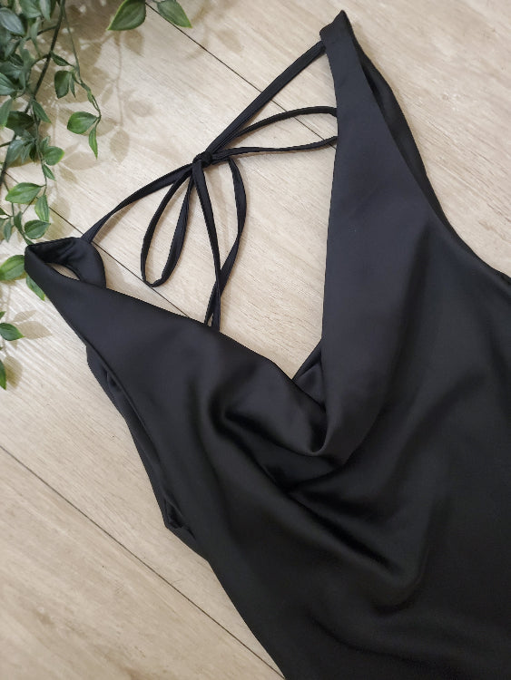 Robe longue en satin drapé dos nue. Colorie noir. photo détail col. 