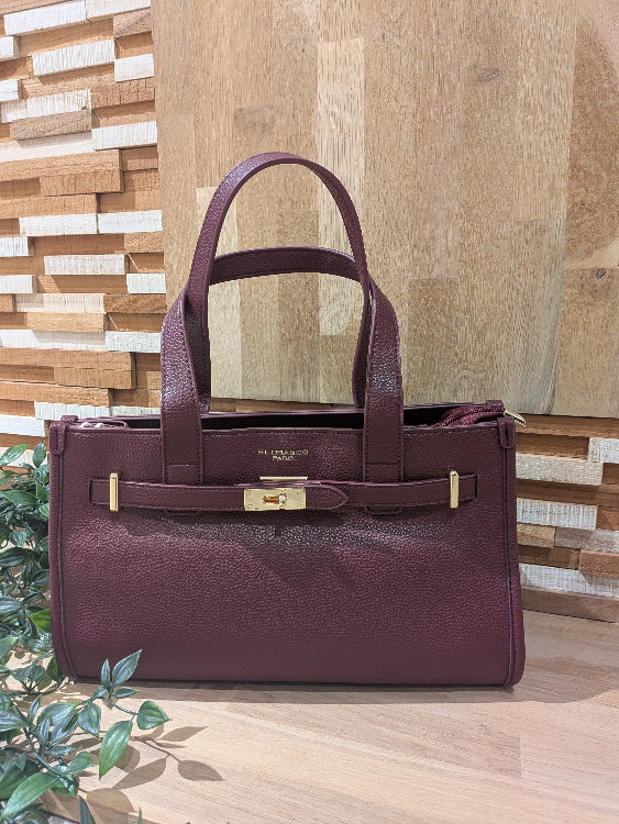 sac rectangulaire avec détail mousquetons rectangulaire. colorie bordeau. 
