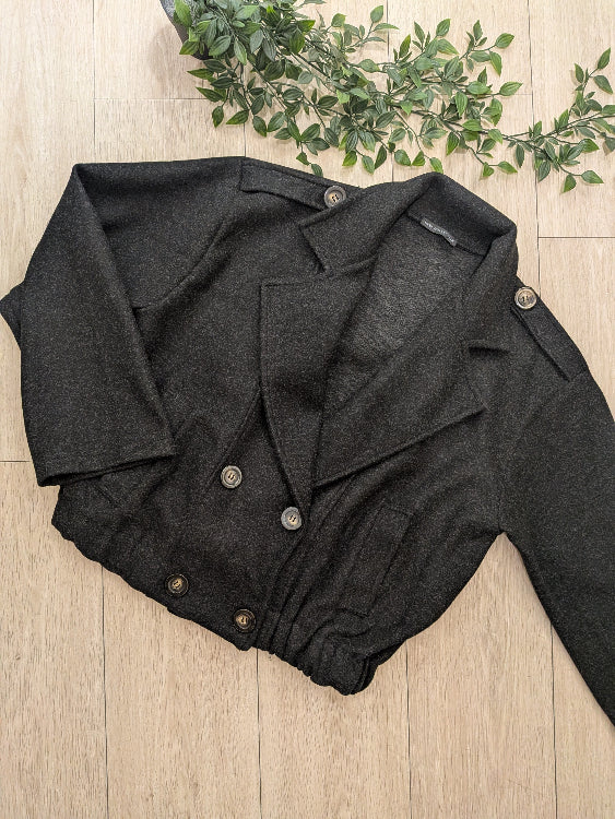 blouson court en feutre chiné. colorie noir. 