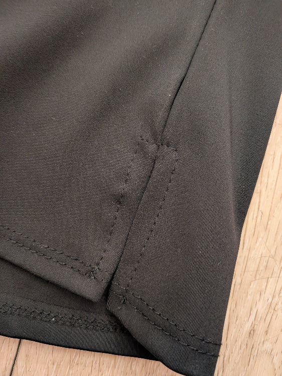 Pantalon Capri colorie noir. Photo détail