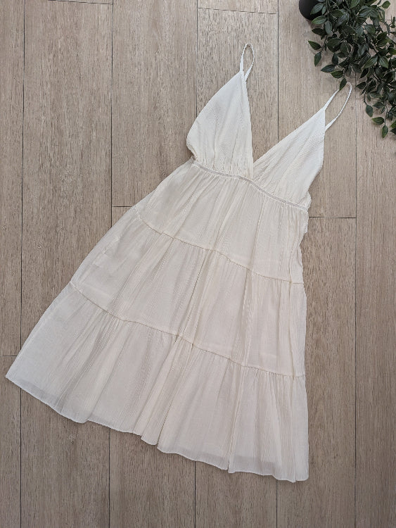 Robe courte fine bretelle a volant. photo a plat colorie blanche