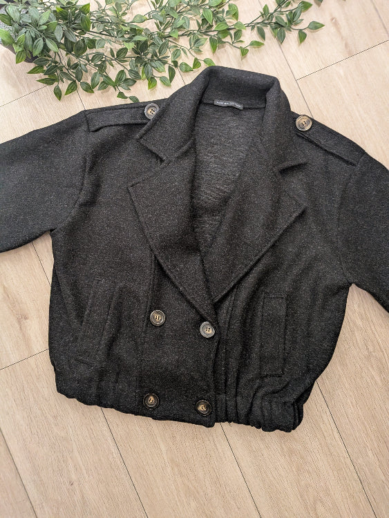blouson court en feutre chiné. colorie noir. 