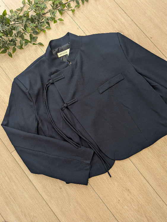 Veste courte style asiatique, photo a plat colorie marine.