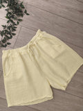 Short en gaz de coton jaune. photo a plat.
