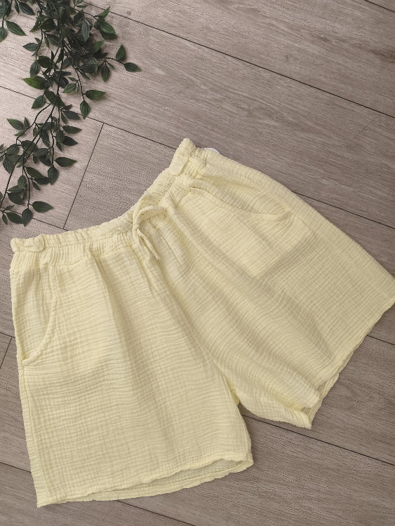 Short en gaz de coton jaune. photo a plat.