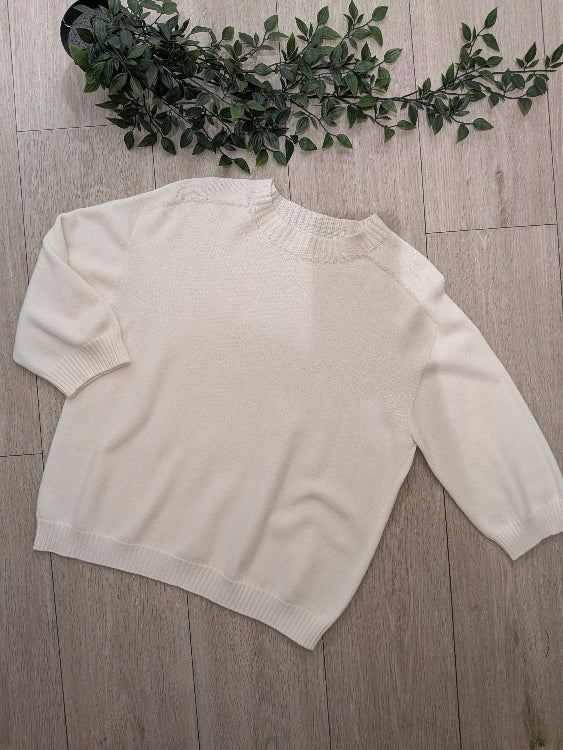 pull fin manches courte col rond. colorie crème