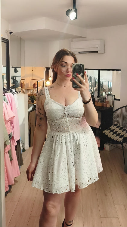 Robe courte en dentelle anglaise. photo porté colorie blanc